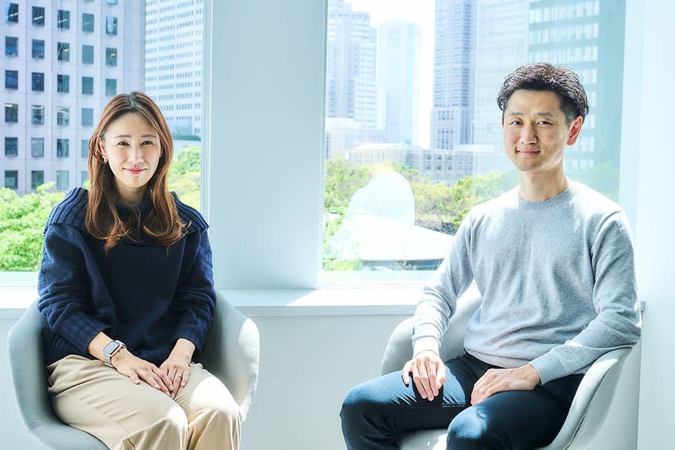 男性と女性が座っている様子