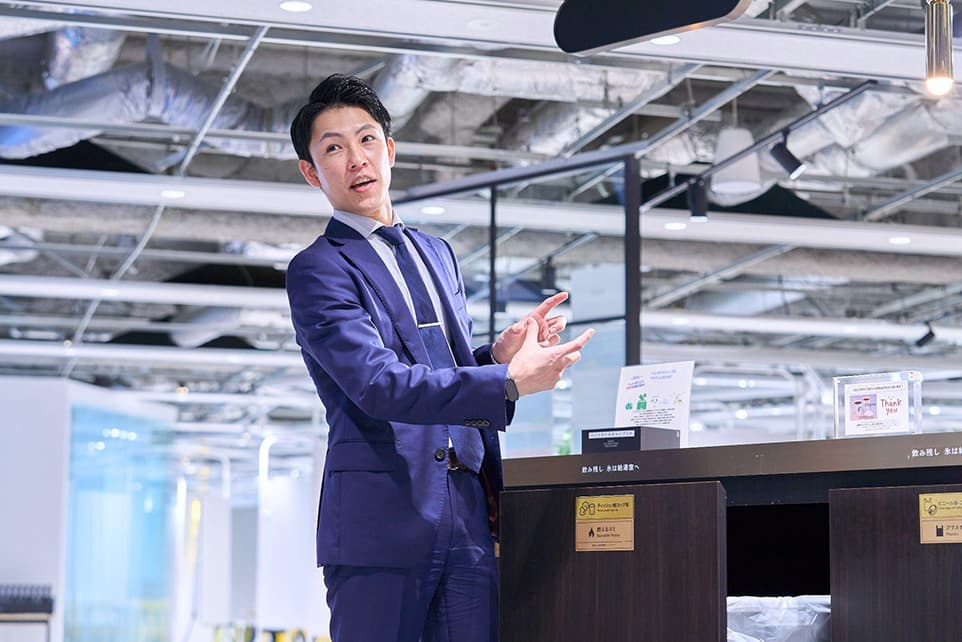 男性が説明する様子