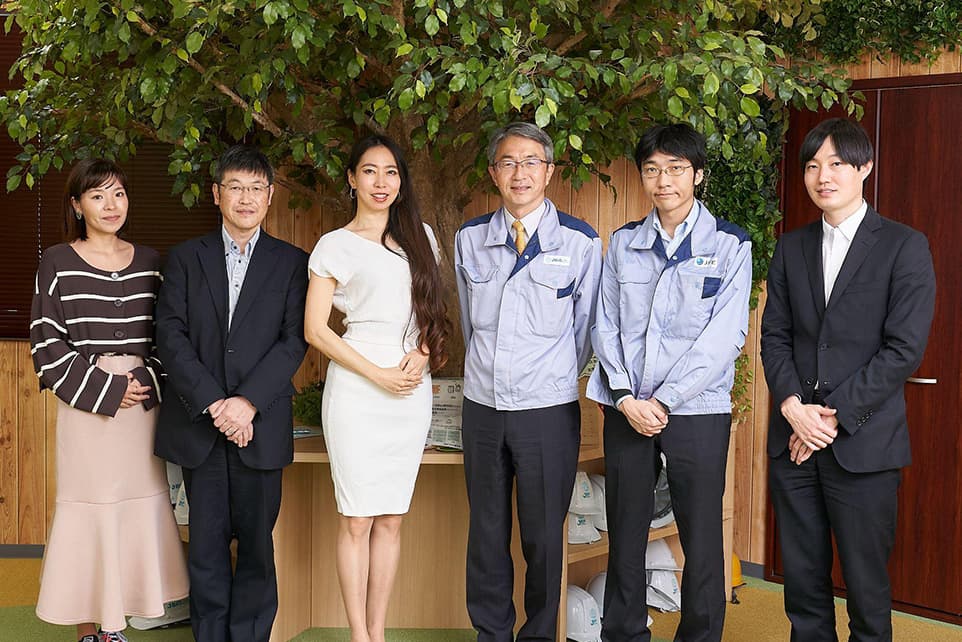 男性と女性が並んでいる様子