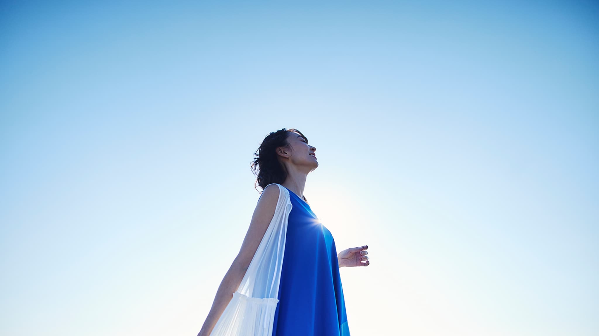 女性と青空